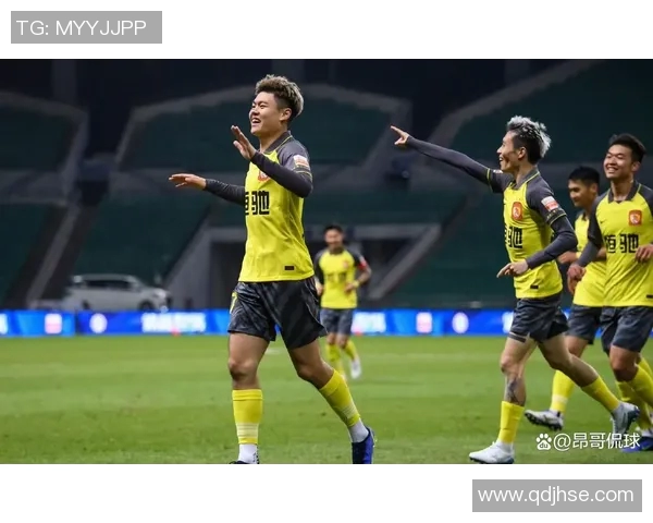 姚明重返赛场激情四溢季前赛表现引发球迷热议与期待