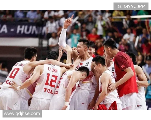 香港足球明星队意外相遇引发球迷热议与怀旧情怀